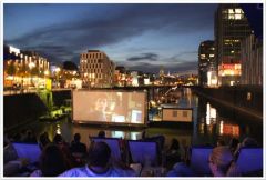 Die schwimmende Leinwand im Rhein