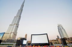 Freiluftkino am Fuße des höchsten Gebäudes der Welt