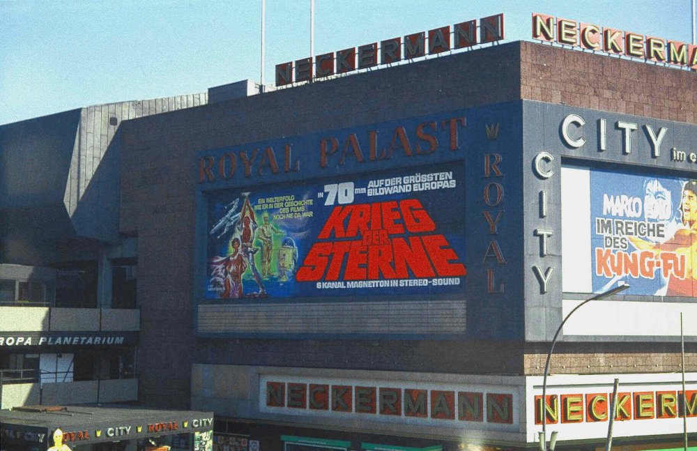 Berlin - Royal Palast 1978, calibr.1 - Außenwerbung Krieg der Sterne 70 mm.jpg