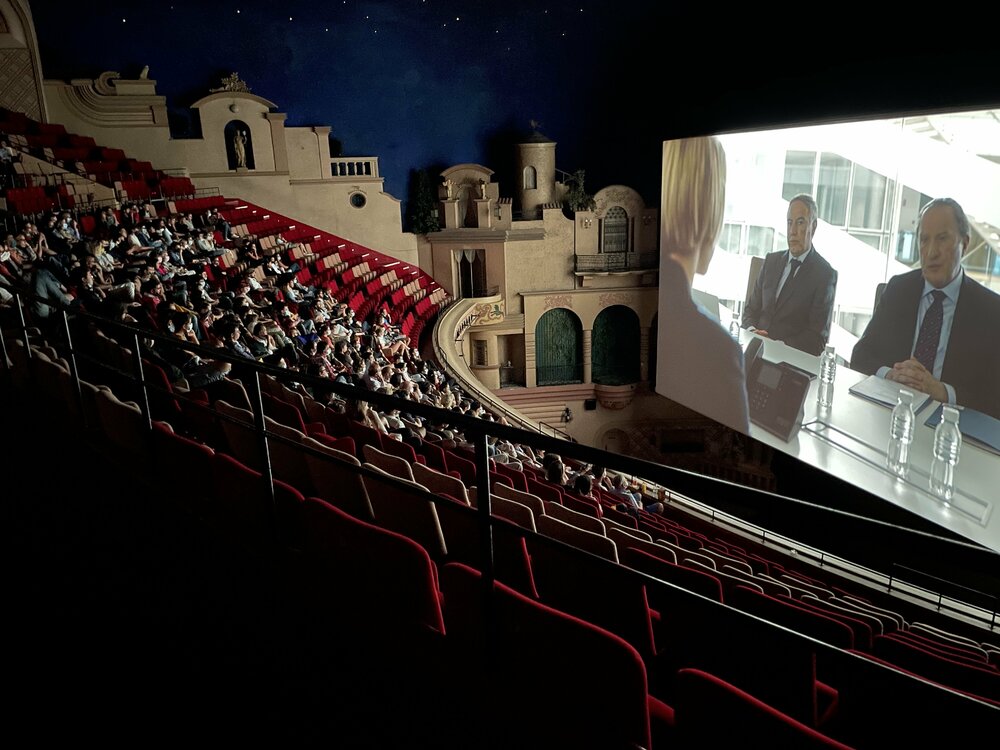 Le Grand Rex große Bildwand.jpg