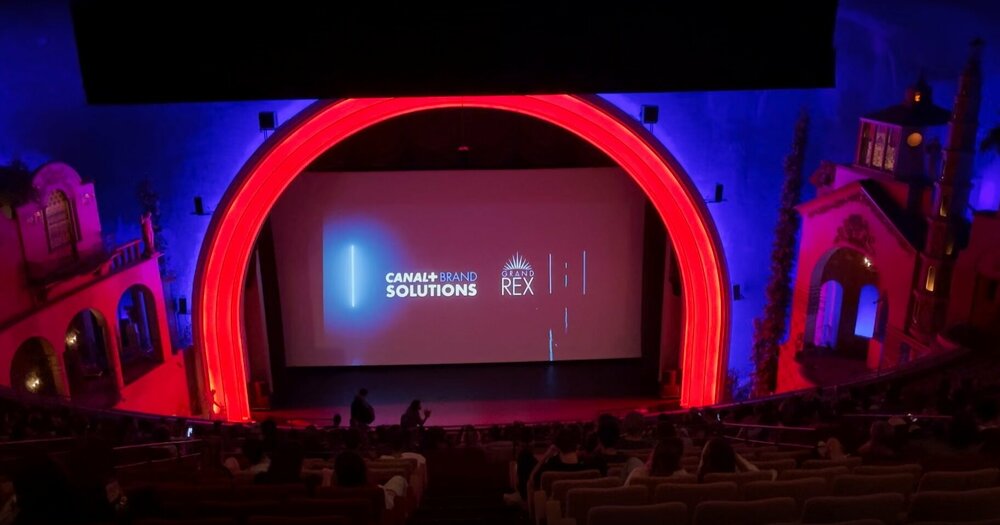 Le Grand Rex Bühne und kleine Bildwand.jpg