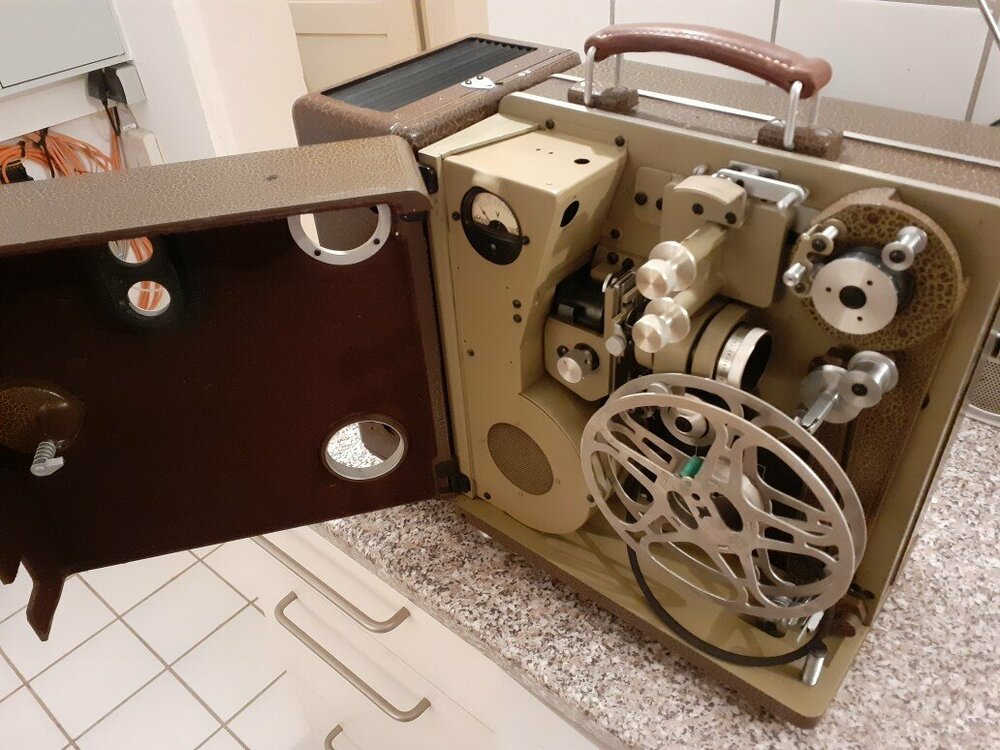 16mm-Filmprojektor_b.jpg