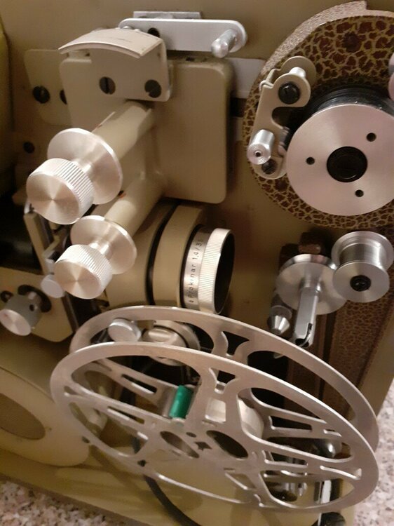 16mm-Filmprojektor_c.jpg