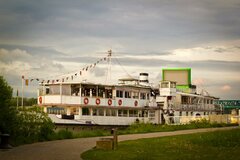 aufblasbare Leinwand an Bord eine Flußkreuzfahrtschiffes