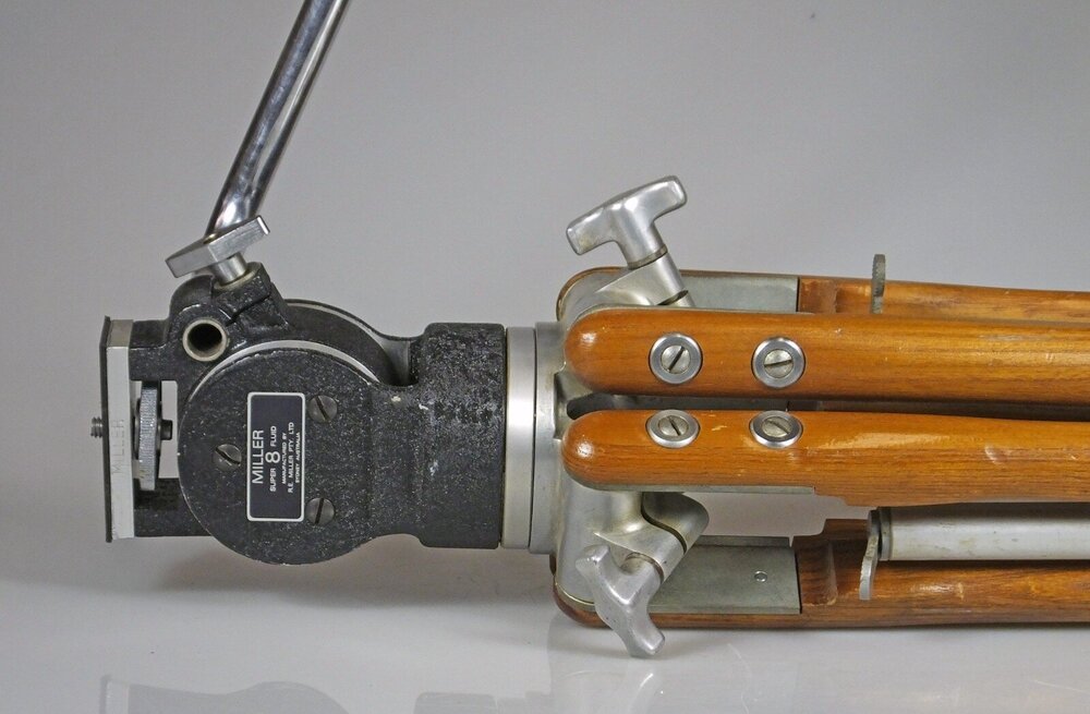 Fluid-Kopf.thumb.jpg.19e32e15d889831984002121de02317a.jpg